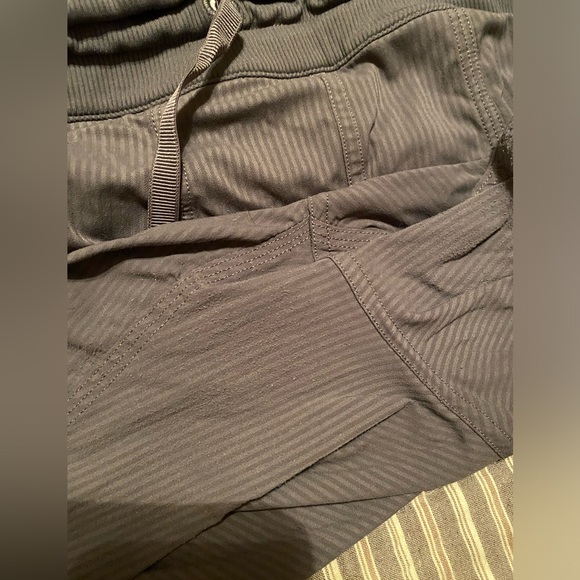 Lululemon dance studio crops size 10 - Picture 5 of 5
